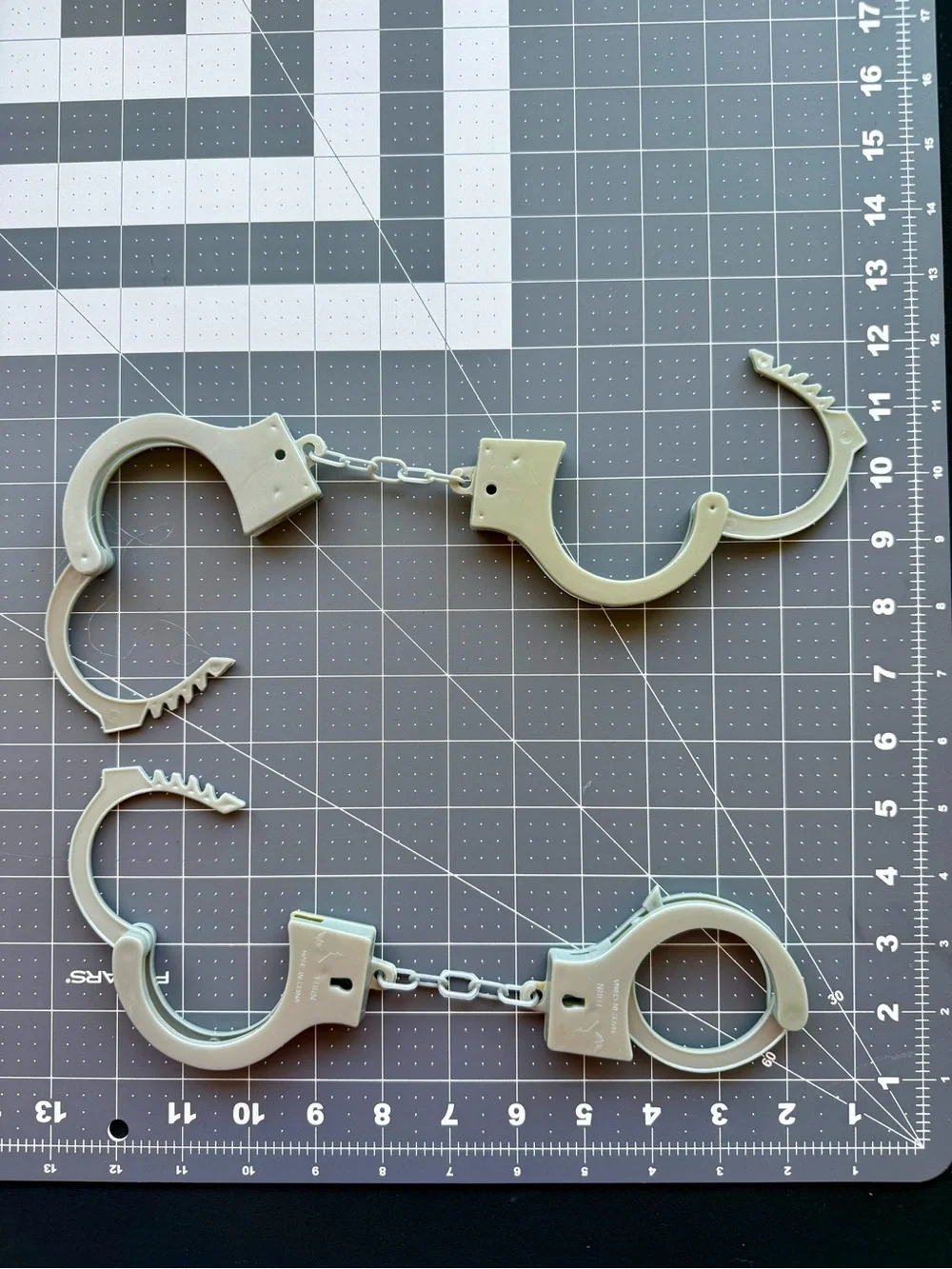 Plastic Toy Handcuffs Set * Costume Prop * 2 Pair Police Play